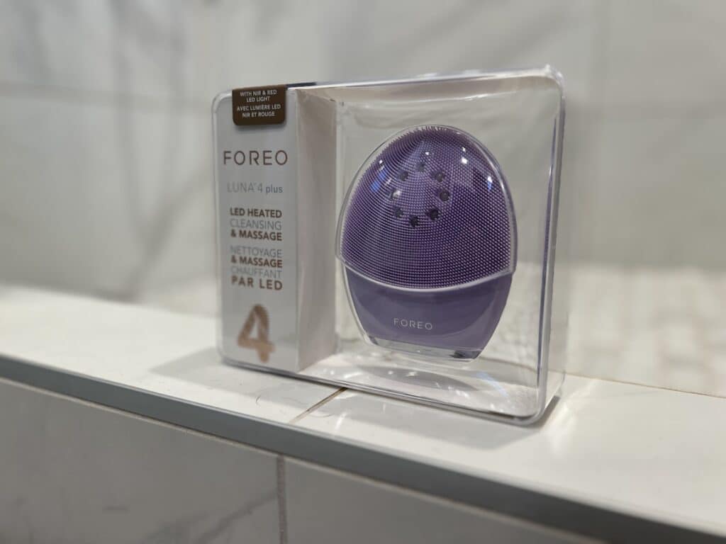 FOREO LUNA 4 plus, review, microcurrent, facial, cleansing, LED light, how, worth it