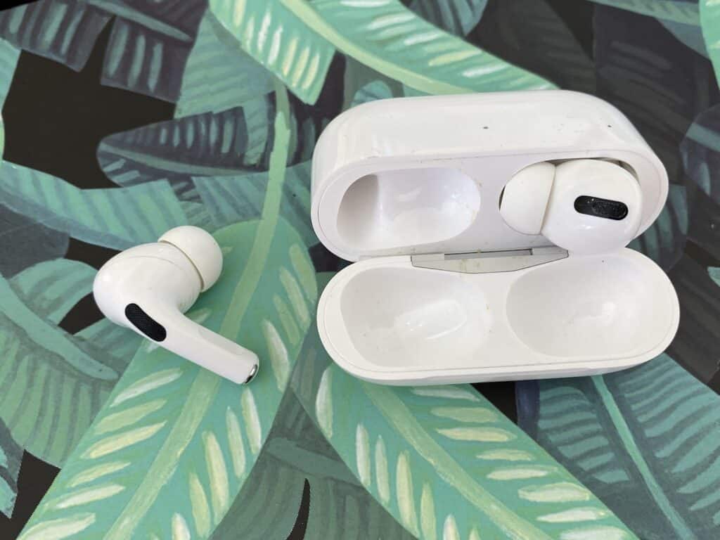 apple, airpods, pro, review, after one year, hot to, active, noise cancel, transparency, hear though, mode, block noise, hear sound, listen, water, phone call, conference, sound, audio, quality, switch, eq, what is, does it work, seamless, switch, devices, erin, tech, technology, blogger, vlogger, canada, USA, america, tech, technology, gadget, best, audio sharing, , battery, qi, charging, fit, feel, comfortable