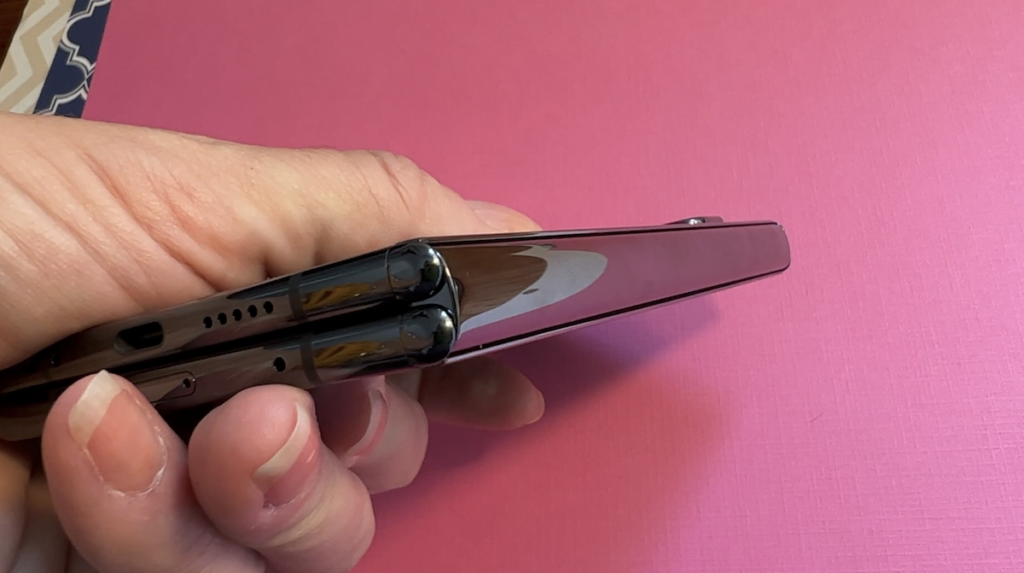 GOOGLE PIXEL FOLD crease-hinge.